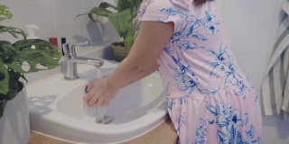 小女孩在洗手。