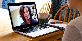 成熟的女人会在视频会议中与朋友或同事交谈