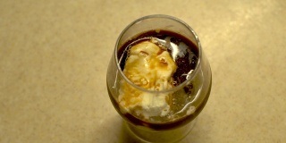 奶油冰淇淋香草浮在咖啡顶视图