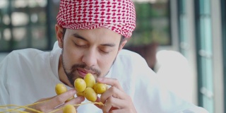 阿拉伯中东商人检查枣果质量，闻一闻
