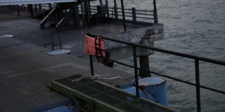绞车上装有绳子，当绳子在码头抛锚时，用来吊住渡轮。