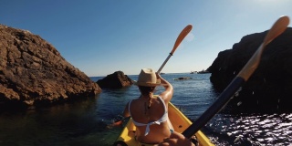 一个女人在夏天的海上划皮艇，夏天的假期
