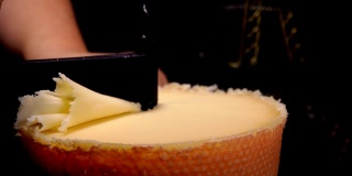 吉洛干酪刮刀从坚硬的帕尔马干酪上切下刨花