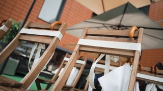近距离的椅子装饰着花边和伞在婚礼上视频素材模板下载