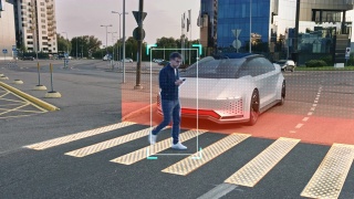自动驾驶3D汽车概念:人走在人行横道上，自动驾驶汽车停在他面前。安全特性可视化:扫描周围环境，检测行人，在人行横道前停车视频素材模板下载