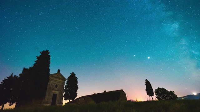托斯卡纳锡耶纳省Val d'Orcia的维塔莱塔教堂，银河的夜晚时光流逝