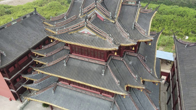 无人机环绕亚洲寺庙正面观和庭院，旅游概念