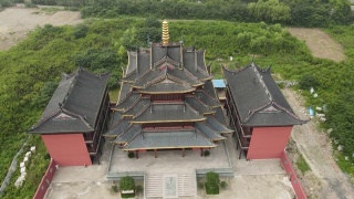 无人机远离亚洲寺庙前景庭院，旅行概念视频素材模板下载