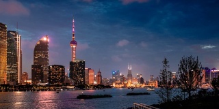 中国上海黄浦江上的日落。延时