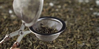 干绿茶叶子落入滤茶器