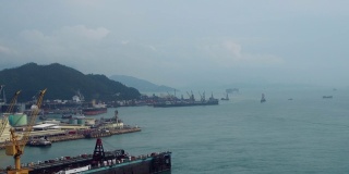 在香港工作的集装箱货轮码头和起重机