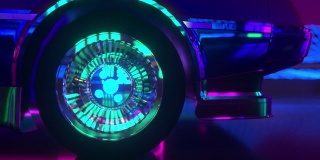 80年代retrowave背景3d动画。未来霓虹汽车车轮近。