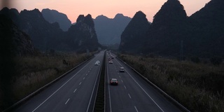 高速公路在夕阳中，中国桂林