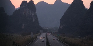 高速公路在夕阳中，中国桂林