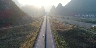 高速公路在夕阳中，中国桂林