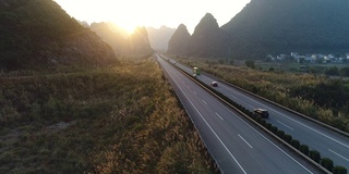 高速公路在夕阳中，中国桂林