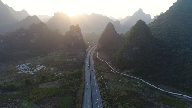 高速公路在夕阳中，中国桂林