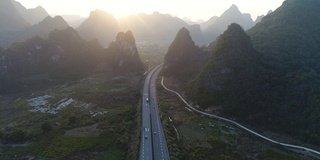 高速公路在夕阳中，中国桂林