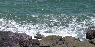 慢动作:海浪、海浪、岩石、沙滩。