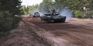俄军坦克在树林中驰骋