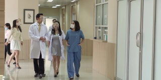 一群医务人员在医院走廊里讨论。