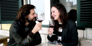 幸福的约会情侣在街头咖啡馆喝酒