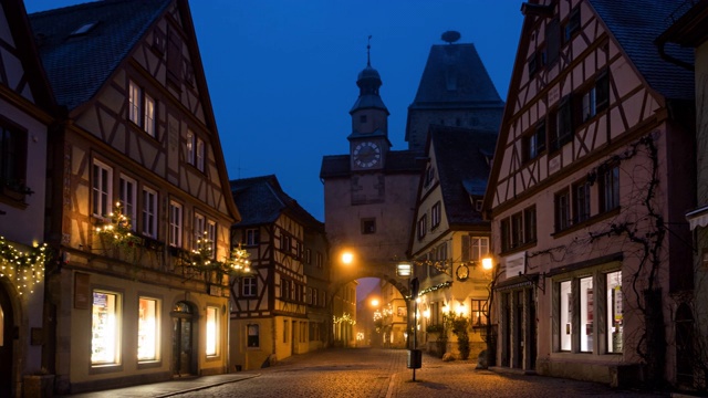 从夜到日的过渡到早晨的超延时，Rothenburg ob der Tauber老城Weisser Turm在圣诞节，德国巴伐利亚州。