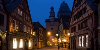 从夜到日的过渡到早晨的超延时，Rothenburg ob der Tauber老城Weisser Turm在圣诞节，德国巴伐利亚州。