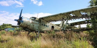 被遗弃和摧毁的飞机在这片土地上