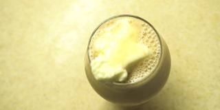 Affogato冰淇淋上的冰牛奶咖啡泡沫模糊