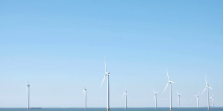 在荷兰湖岸的风力公园里的风力涡轮机