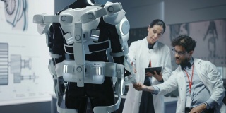 在机器人开发实验室:首席女工程师和顶级男科学家工作的仿生学外骨骼原型。设计动力Exosuit来帮助残疾人，繁重的劳动工人