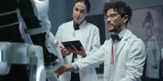 在机器人开发实验室:首席女工程师和顶级男科学家工作的仿生学外骨骼原型。设计动力Exosuit来帮助残疾人，繁重的劳动工人