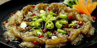 虾仁(saewoojang)用酱油腌制，洒上辣椒、大蒜，是一道韩国美食