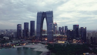 中国苏州金鸡湖旁CBD建筑的航拍。视频素材模板下载
