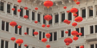 红色的中国灯笼映衬在香港一座高层建筑的背景下