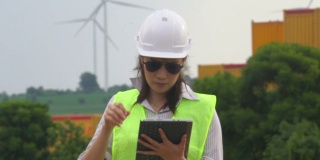 女工程师在港口集装箱使用数字平板电脑