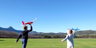 孩子们喜欢把飞机扔到开阔的田野上