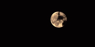 满月和乌云在黑暗的夜空，4k视频