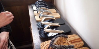 一个日本女人在日本旅馆里捡日本的zori geta凉鞋
