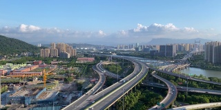 鸟瞰现代城市的高架桥。