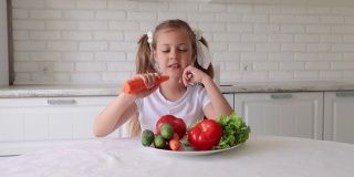 孩子们喜欢吃水果和蔬菜。小女孩吃蔬菜