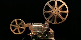 工人复古电影放映机的金色黑色背景。