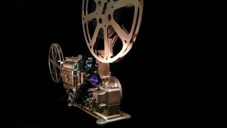 金色电影放映机在黑暗的背景视频素材模板下载