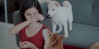 一个女人在客厅里和她的狗玩