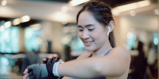 亚洲妇女在健身房锻炼