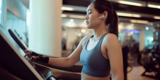 亚洲女人在跑步机上锻炼