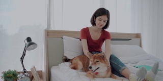 亚洲女人和狗在床上