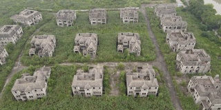 废弃的未完工的建筑，鬼城与杂草丛生的住房问题