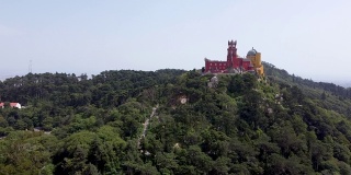 美丽的彩色佩纳宫殿城堡鸟瞰图是一个浪漫主义城堡S?o佩纳费里姆，在辛特拉市，葡萄牙里维埃拉。